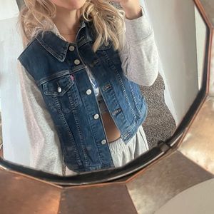 Levi’s cropped denim jacket